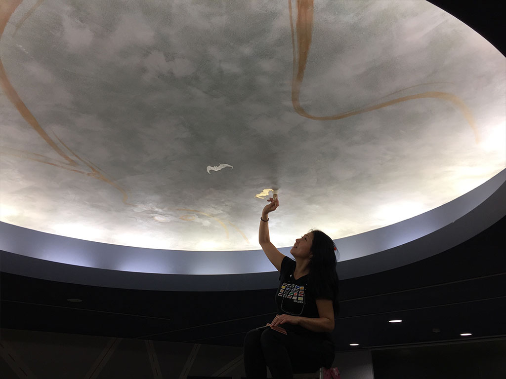 自ら天井に絵を描くヨザン弥江子さん